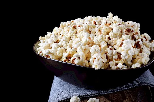 Zdjęcie Ile kalorii ma popcorn? Poznaj prawdę o kaloryczności przekąski