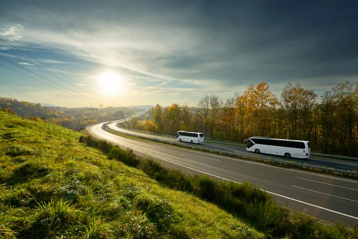 Zdjęcie Ile może jechać autobus na autostradzie? Poznaj ważne przepisy