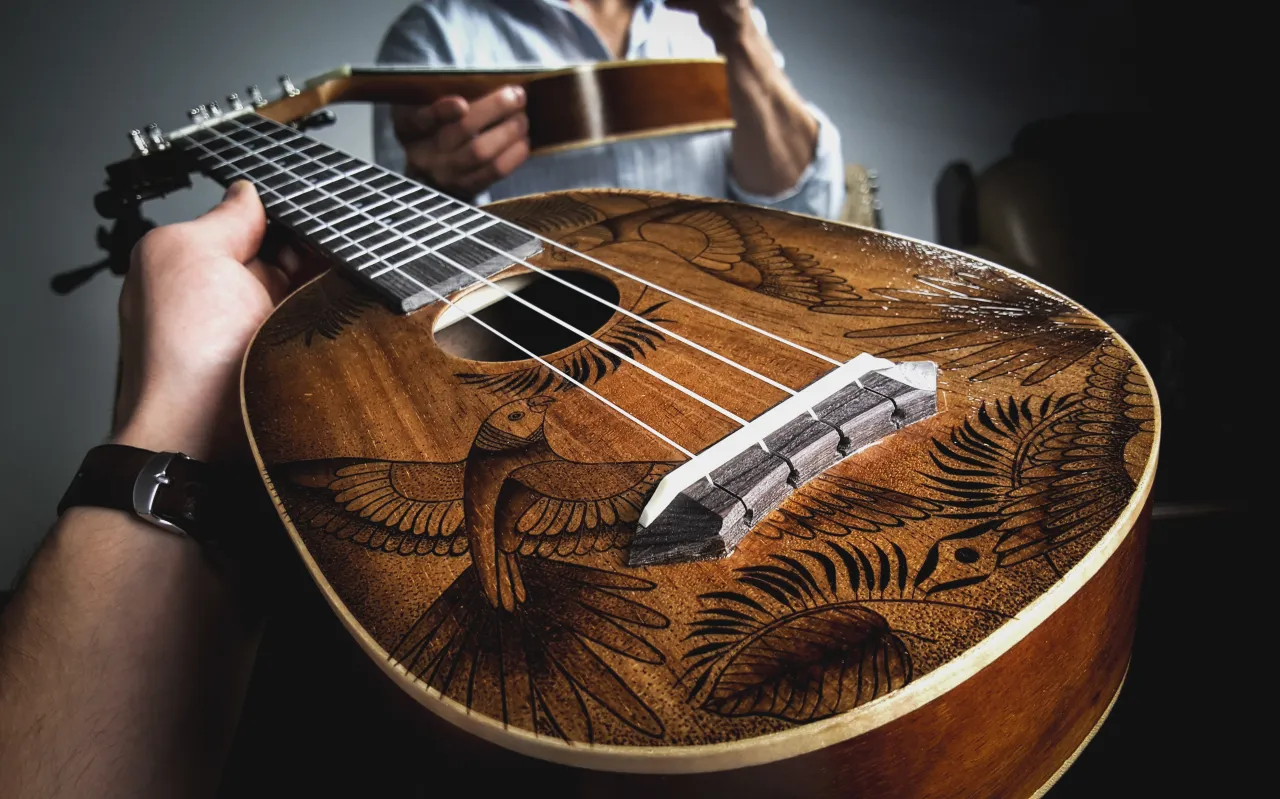 Zdjęcie Jak ozdobić ukulele i wyrazić swoją kreatywność w 5 prostych krokach
