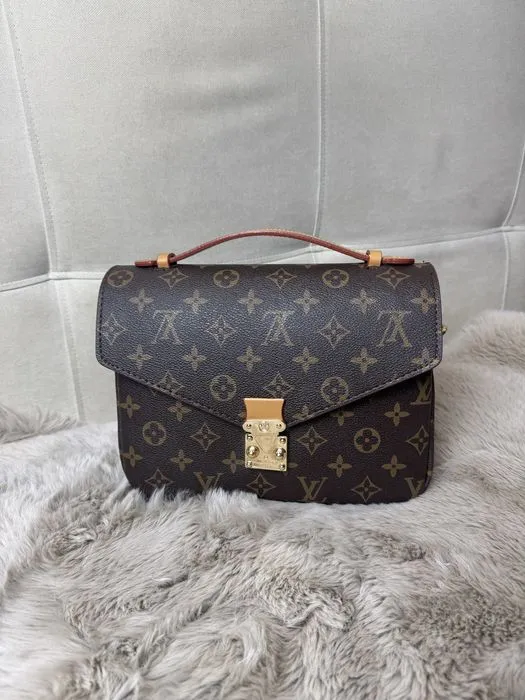 Zdjęcie Gdzie kupić podróbki torebek Louis Vuitton i uniknąć oszustw