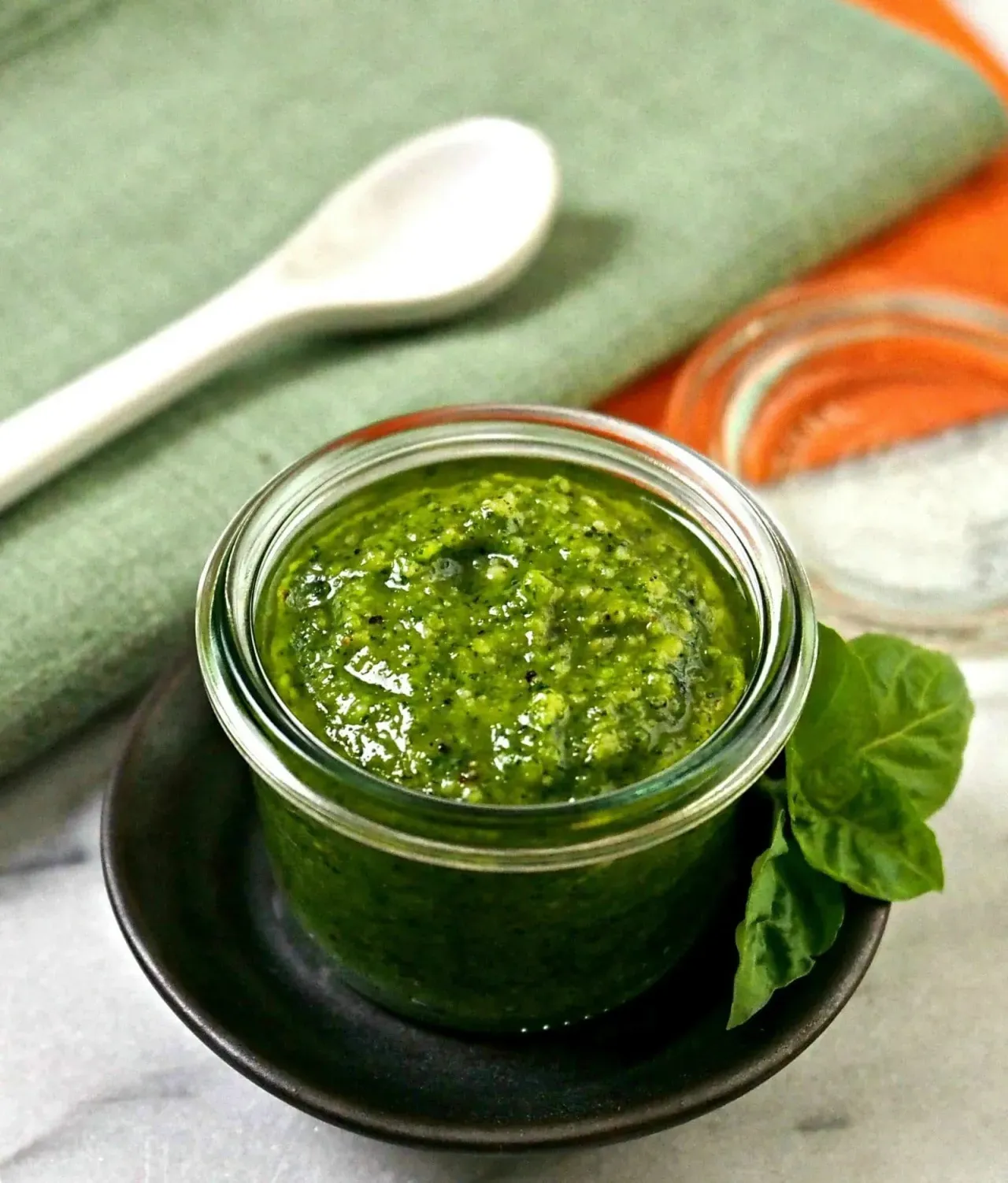 Zdjęcie Z czego jest zielone pesto? Odkryj sekrety idealnego smaku