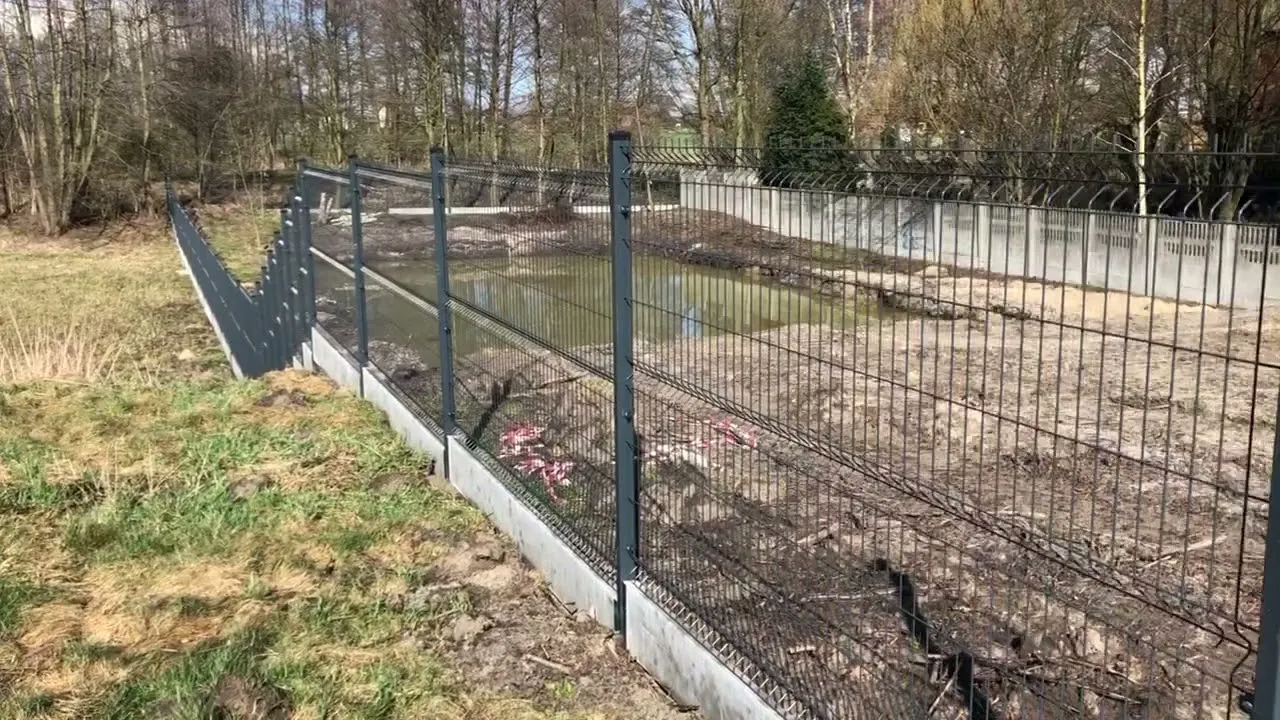 Zdjęcie Jak zrobić ogrodzenie na pochyłym terenie - uniknij najczęstszych błędów