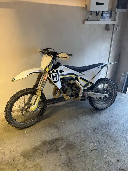 Zdjęcie Husqvarna TC 125 – Dlaczego ten motocykl crossowy może Cię zaskoczyć?