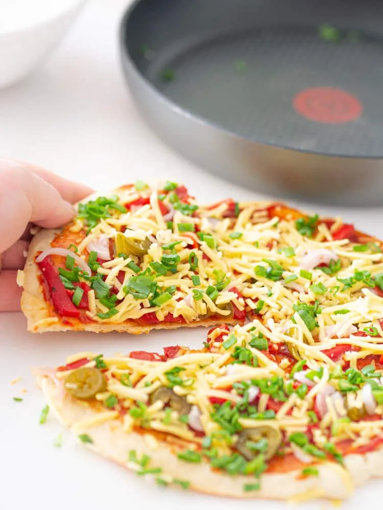 Zdjęcie Jak zrobić pizzę na patelni w 15 minut - prosty i szybki przepis