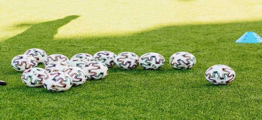 Zdjęcie Ile powinna ważyć piłka nożna? Odkryj standardy FIFA i IFAB