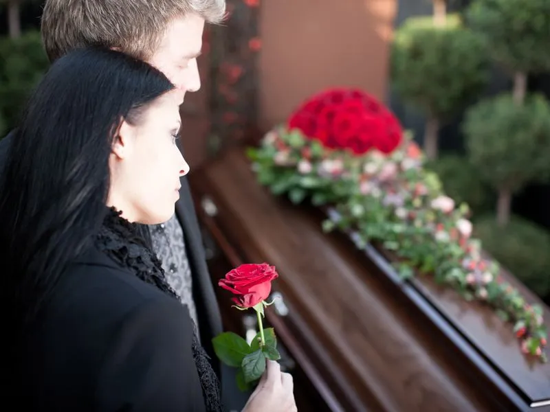 Zdjęcie W co się ubrać na pogrzeb, aby okazać szacunek i elegancję