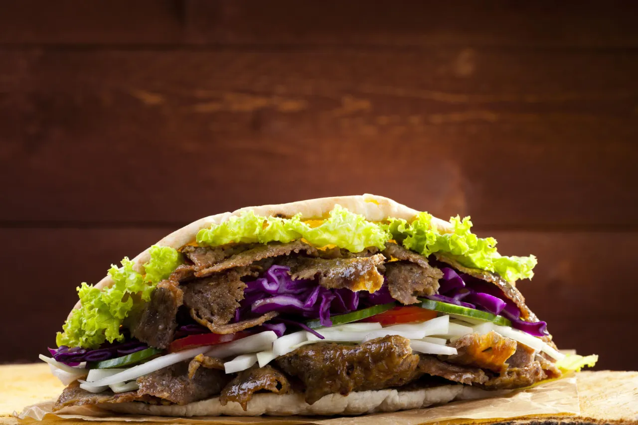 Zdjęcie Z jakiego mięsa jest kebab? Odkryj sekrety idealnego kebaba
