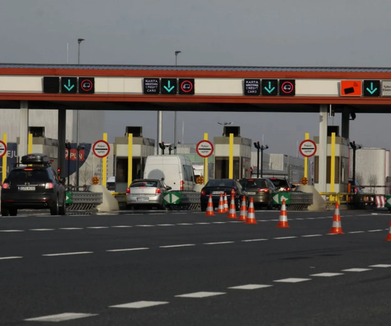 Zdjęcie Czy można płacić kartą na autostradzie A1? Sprawdź, jakie karty akceptują