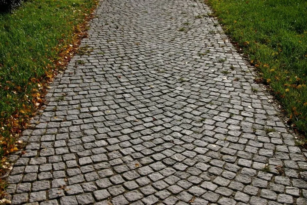 Zdjęcie Skuteczne metody na usunięcie wosku z kostki brukowej bez uszkodzeń