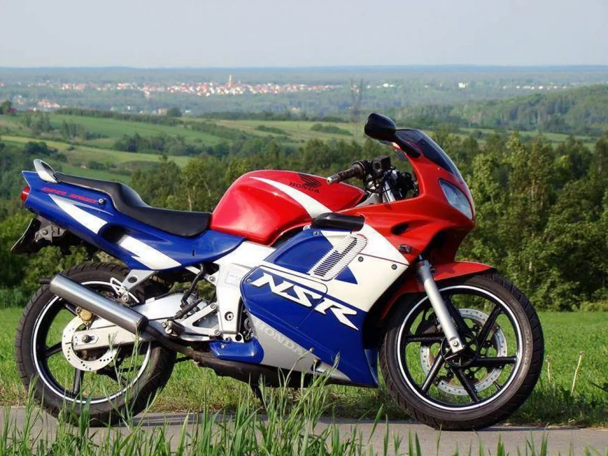 Zdjęcie Pojemność baku Honda NSR 125 - co musisz wiedzieć przed zakupem