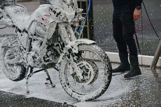 Zdjęcie Jak umyć chłodnicę w motocyklu, aby uniknąć kosztownych napraw