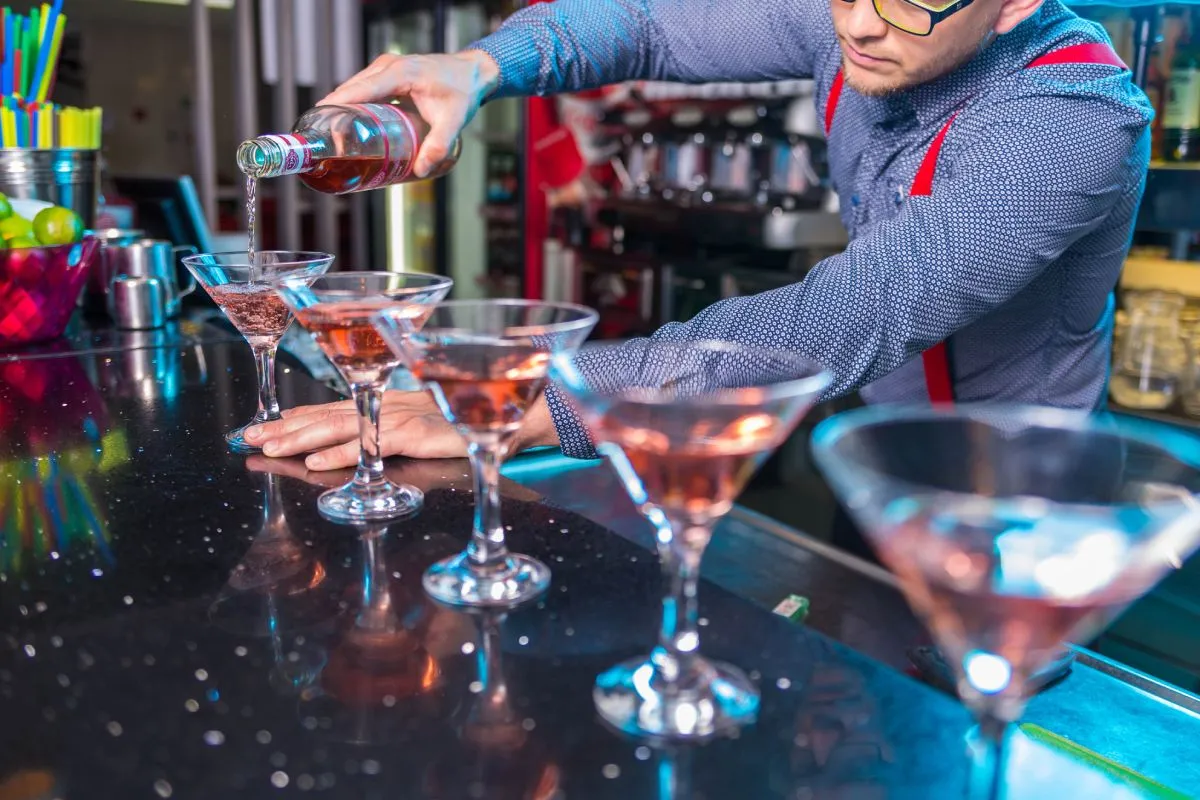 Zdjęcie Barman co: odkryj tajniki zawodu barmana i interesujące firmy
