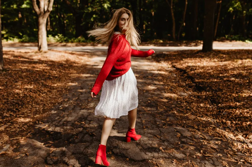 Zdjęcie Jak nosić szal do sukni wieczorowej, aby wyglądać elegancko i stylowo