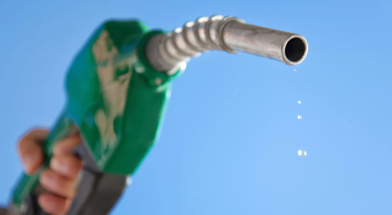 Zdjęcie De qué color es la gasolina y por qué es importante conocerlo