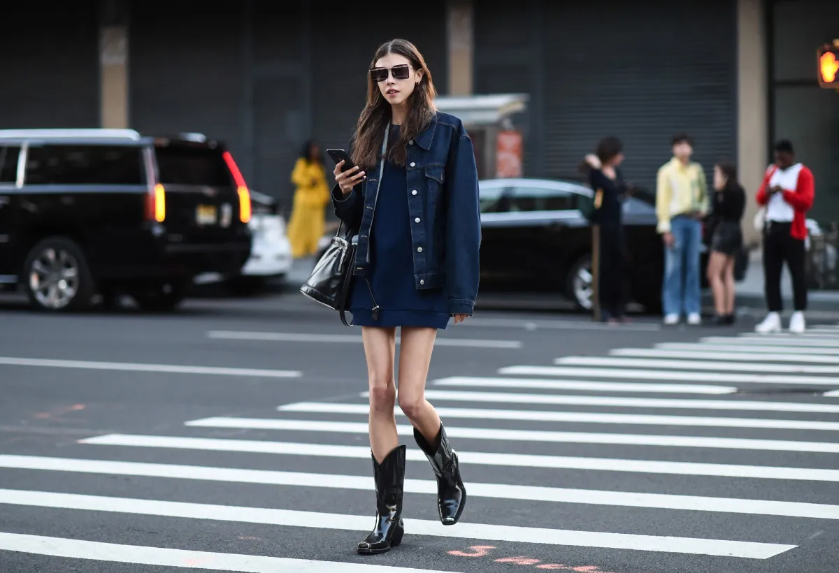 Zdjęcie Stylizacje z kurtką jeansową oversize: Stwórz modne i ciekawe outfity