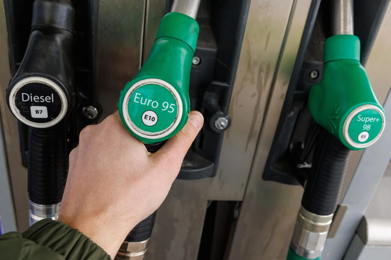 Zdjęcie Nowa benzyna E10 do jakich aut? Sprawdź, czy możesz tankować!