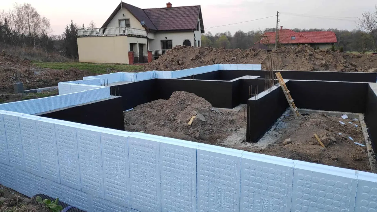Zdjęcie Jak wybrać najlepsze materiały na elewację fundamentu i uniknąć błędów