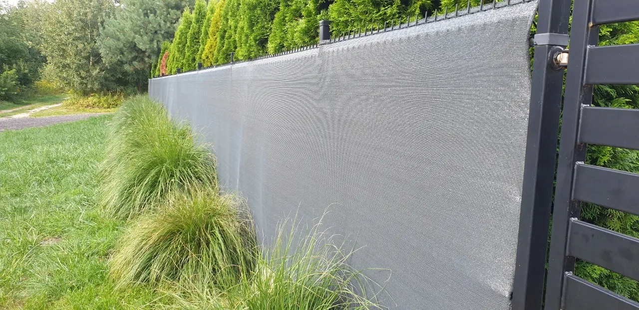 Zdjęcie Jak zasłonić ogrodzenie panelowe: 8 skutecznych metod i porad