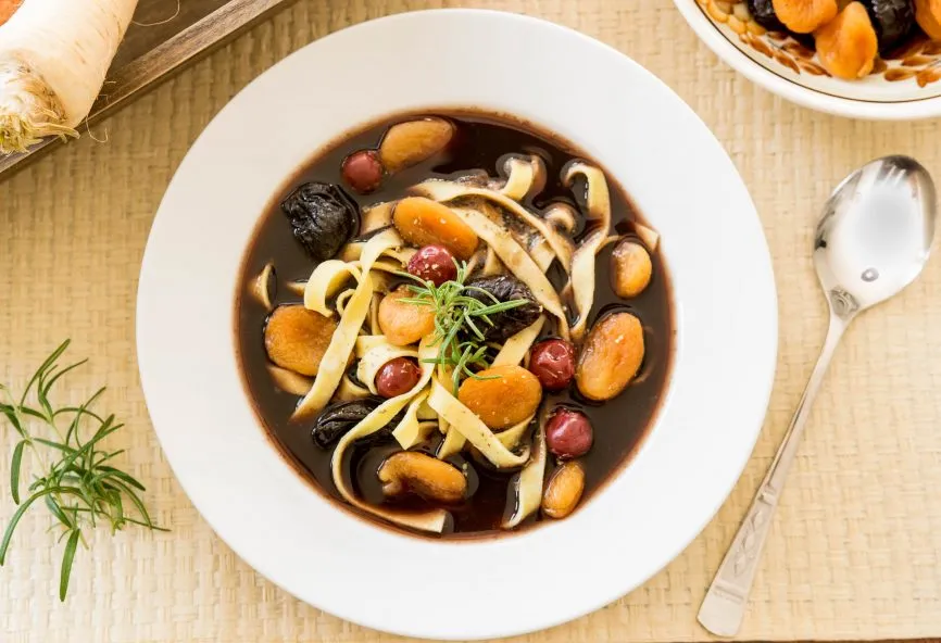 Zdjęcie Tradycyjna zupa polska: Czernina z kaczką i przepisy na jej przygotowanie