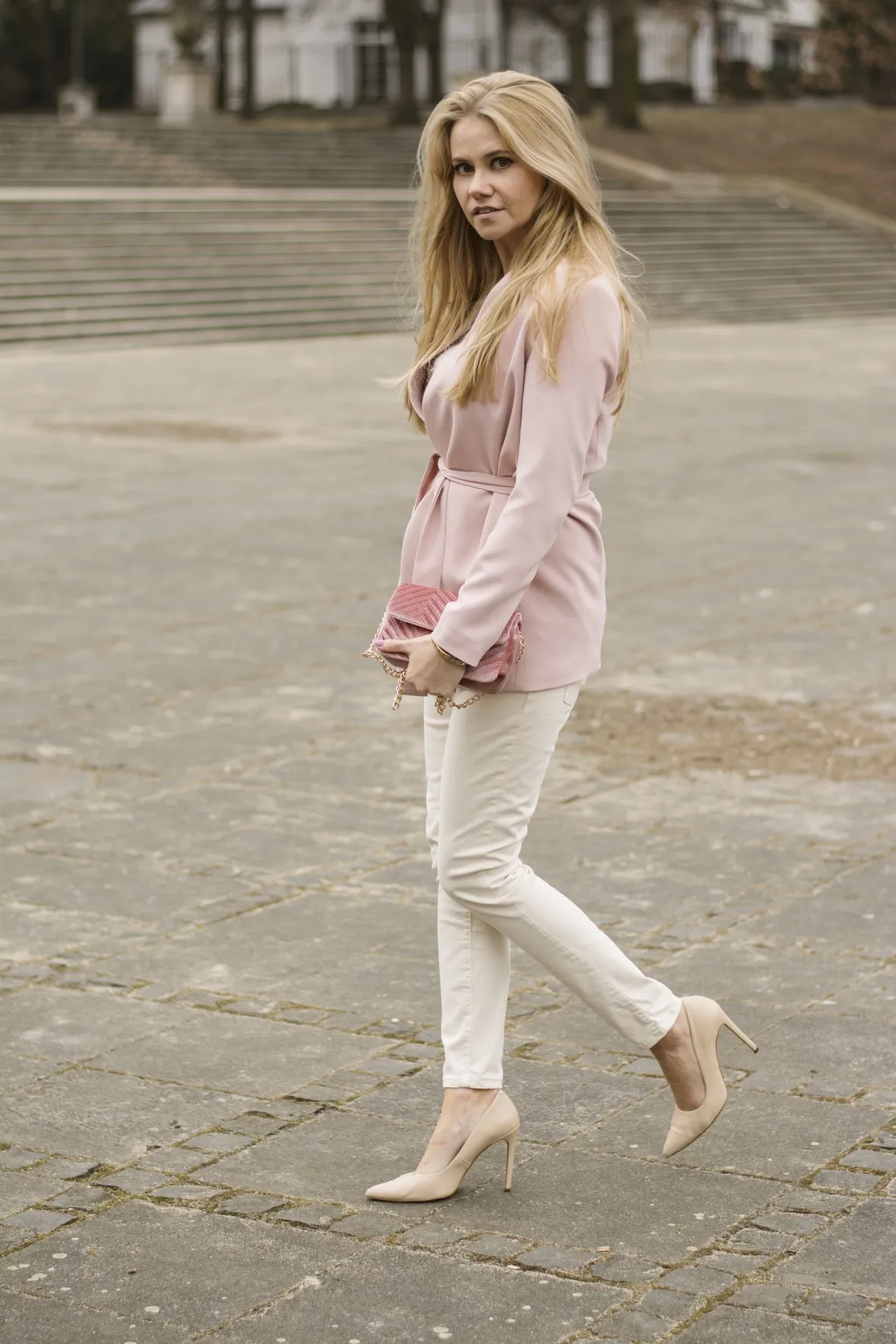 Zdjęcie Stylowy outfit na komunię: modne propozycje dla dziecka, które zachwycą