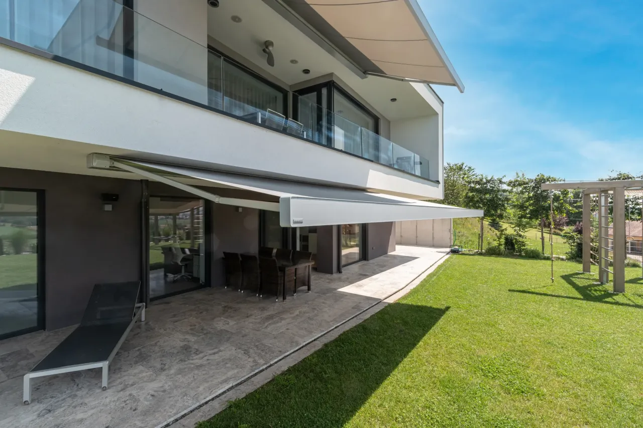 Zdjęcie Markiza czy pergola? Porównanie, koszty i wybór idealnego zadaszenia