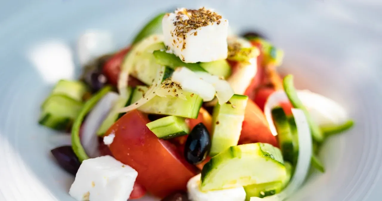 Zdjęcie Prawdziwa sałatka grecka Horiatiki: przepis i 3 błędy Polak&oacute;w