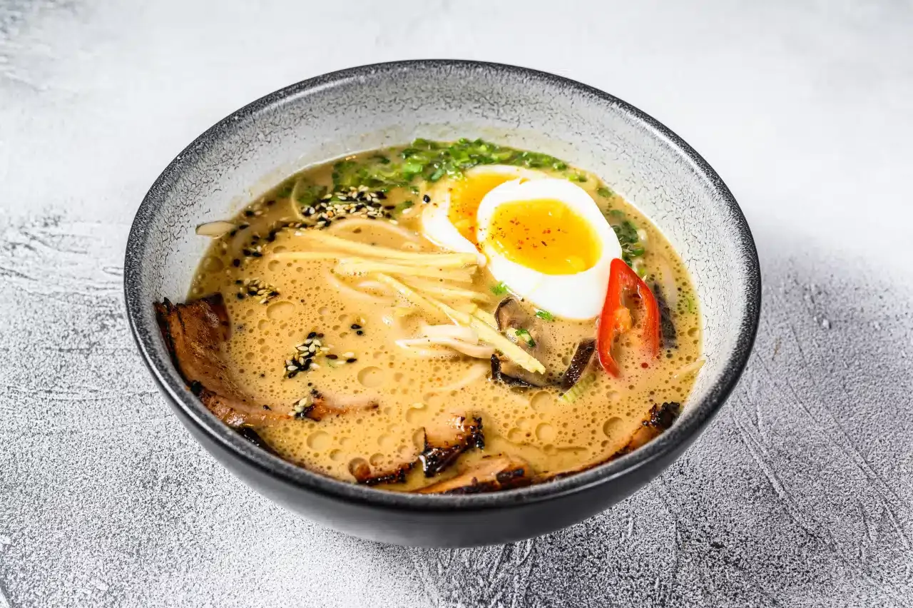Zdjęcie Jak gotować makaron ramen, aby uniknąć sklejania i uzyskać smak