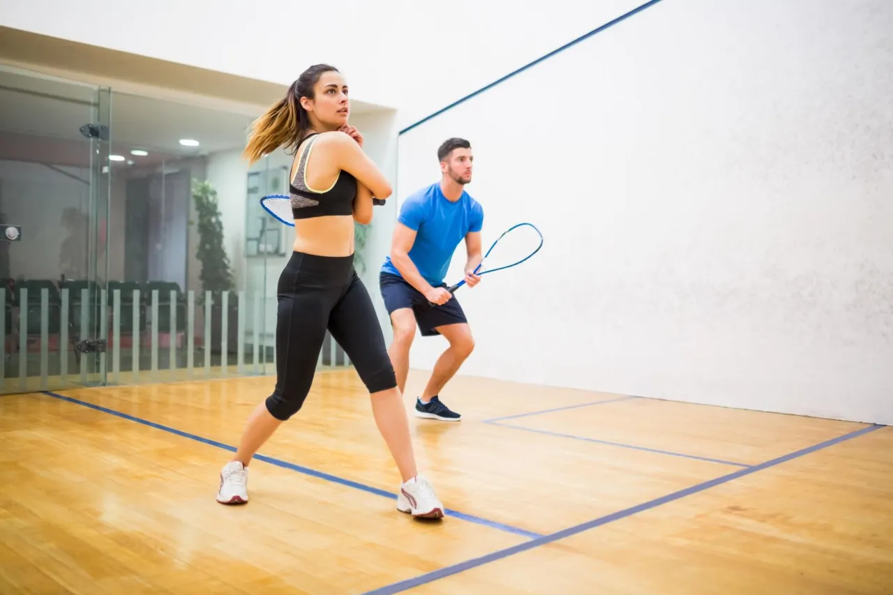 Zdjęcie Jak serwować w squashu: techniki, zasady i najczęstsze błędy