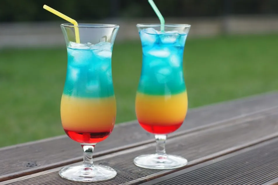 Zdjęcie Najlepsze drinki z Blue Curacao i Grenadiną, które zachwycą gości