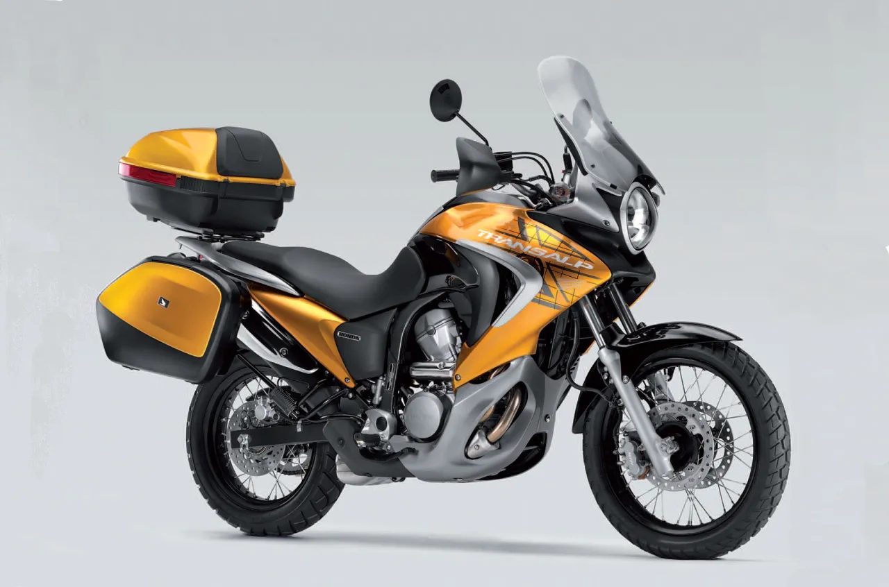 Zdjęcie Honda Transalp 600 czy 650 - który motocykl lepiej spełni oczekiwania?