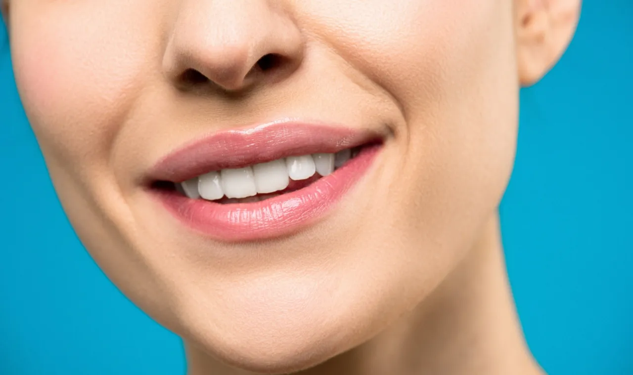 Zdjęcie Jak wygląda wybielanie zębów u dentysty? Poznaj szczegóły i efekty