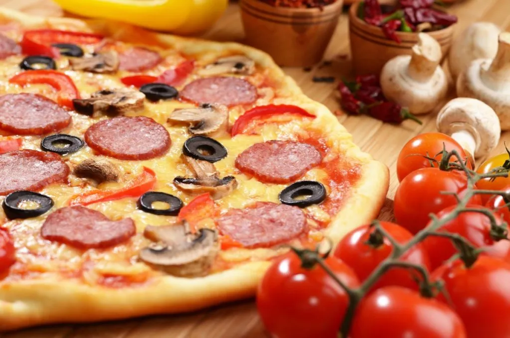 Zdjęcie Jak długo piecze się pizzę, aby uniknąć zakalca i uzyskać chrupkość?