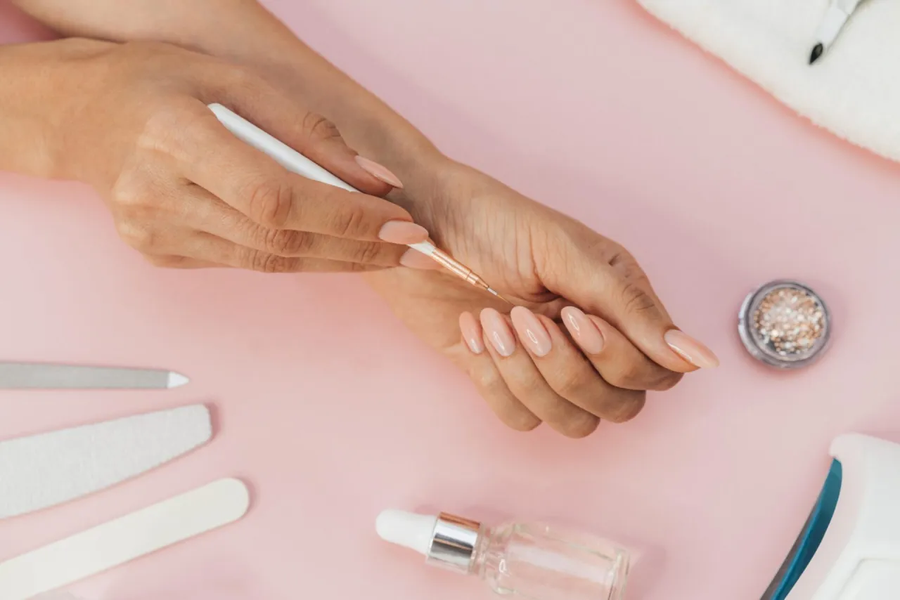 Zdjęcie Jak prawidłowo zrobić manicure hybrydowy, unikając najczęstszych błędów