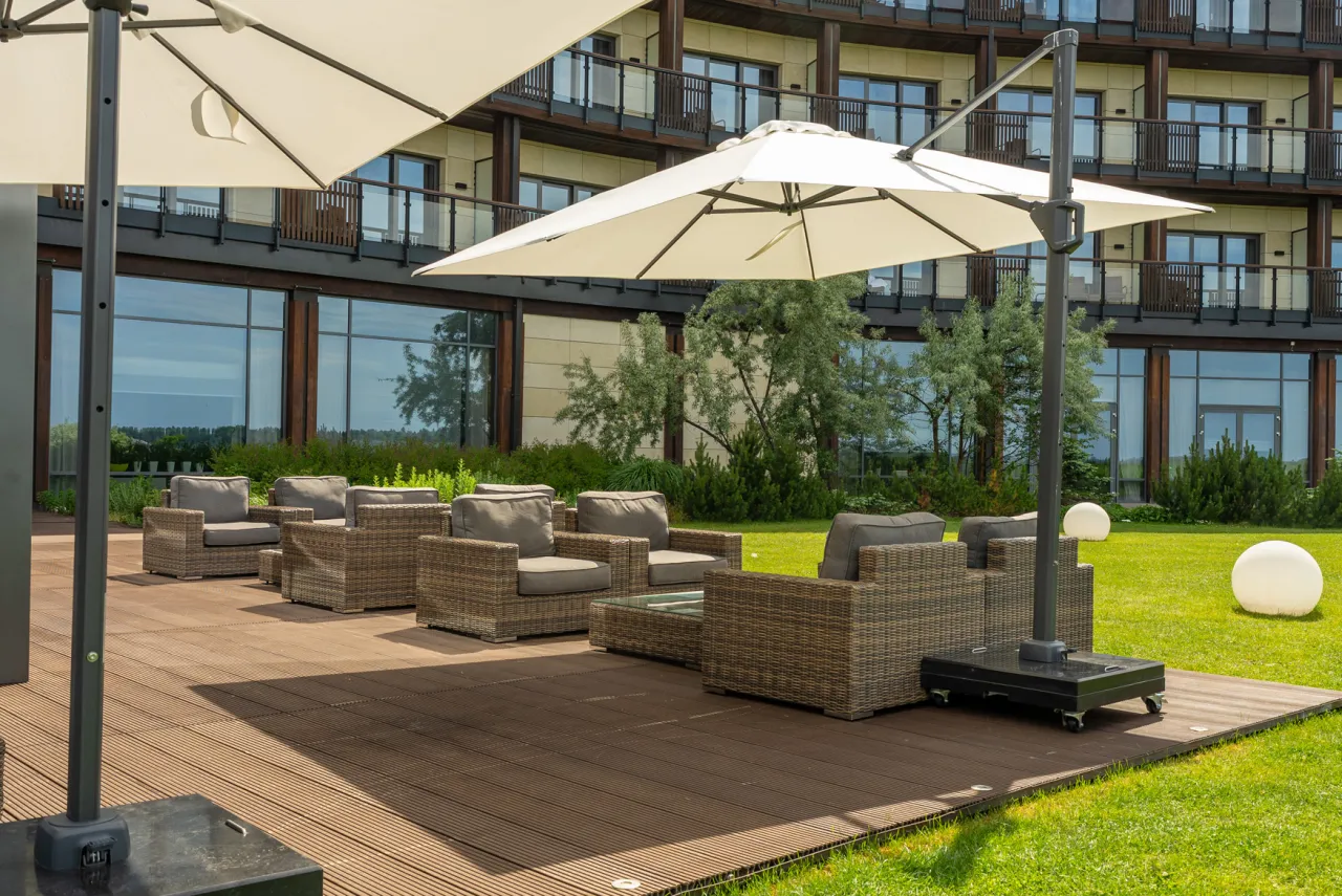 Zdjęcie Co to jest patio w hotelu i dlaczego jest ważne dla gości?
