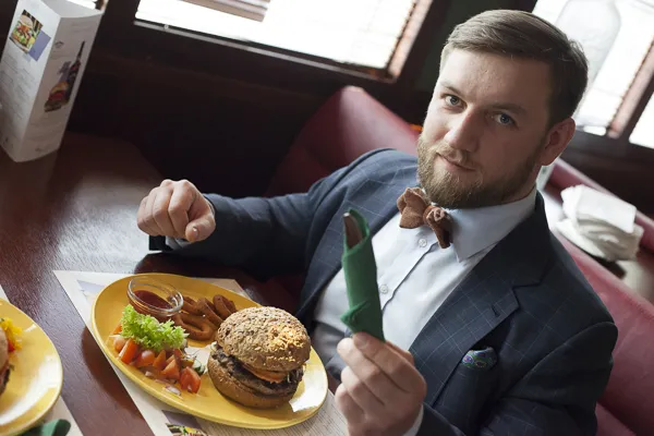 Zdjęcie Jak jeść burgera bez bałaganu – sprawdzone techniki i porady