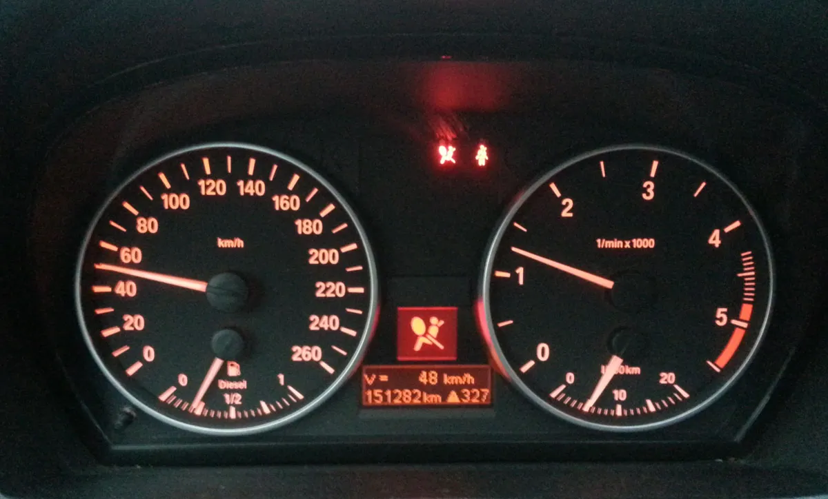 Zdjęcie Kontrolki BMW E90 – co oznaczają, dlaczego się świecą i jak je naprawić?