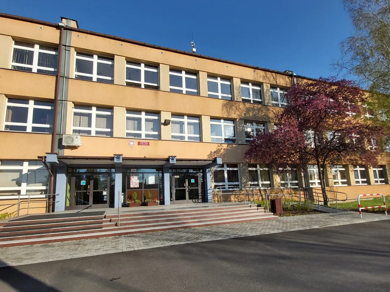Zdjęcie Czy zasadnicza szkoła zawodowa przyzakładowa wpływa na emeryturę?