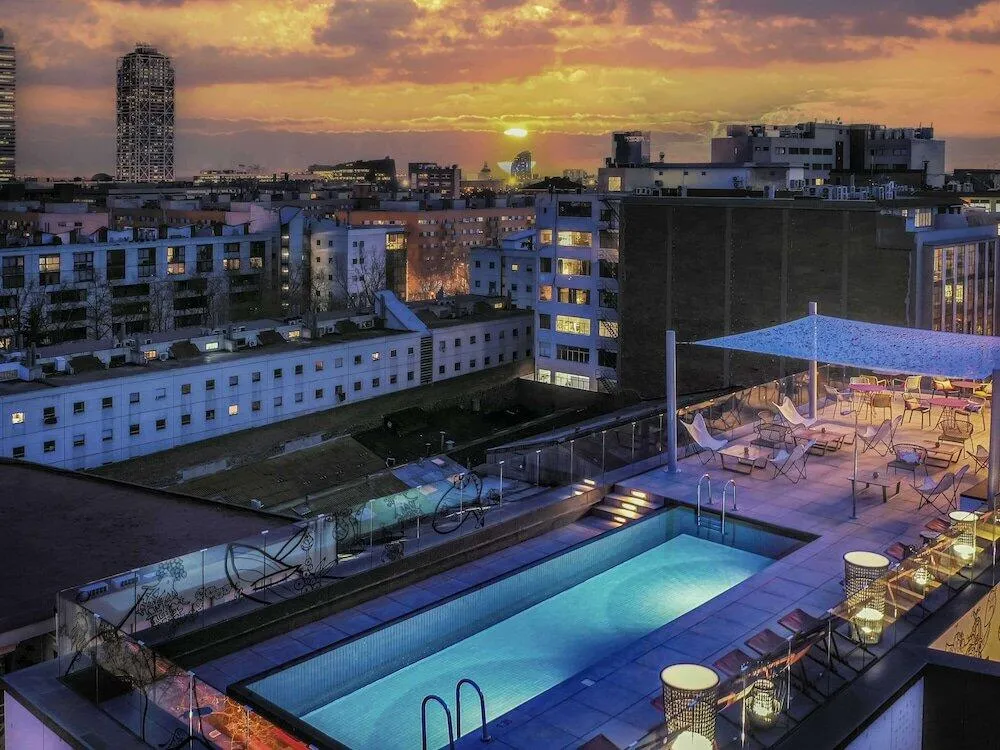 Zdjęcie Ibis Barcelona Plaza Gl&ograve;ries 22@: &iquest;Tu hotel con piscina en azotea?