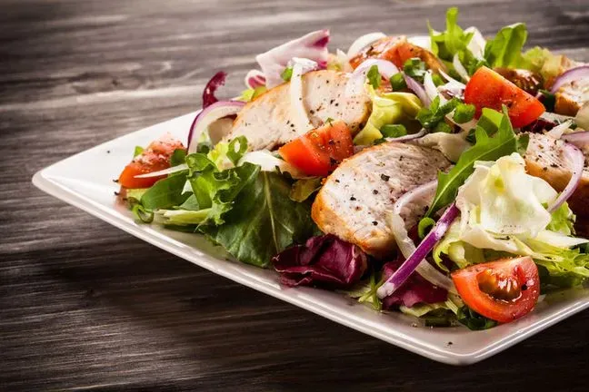 Zdjęcie Sałatka jak z restauracji - proste przepisy na wyjątkowe smaki w domu
