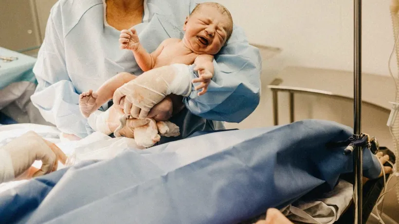 Zdjęcie Czy nacięcie krocza podczas porodu boli? Fakty i mity