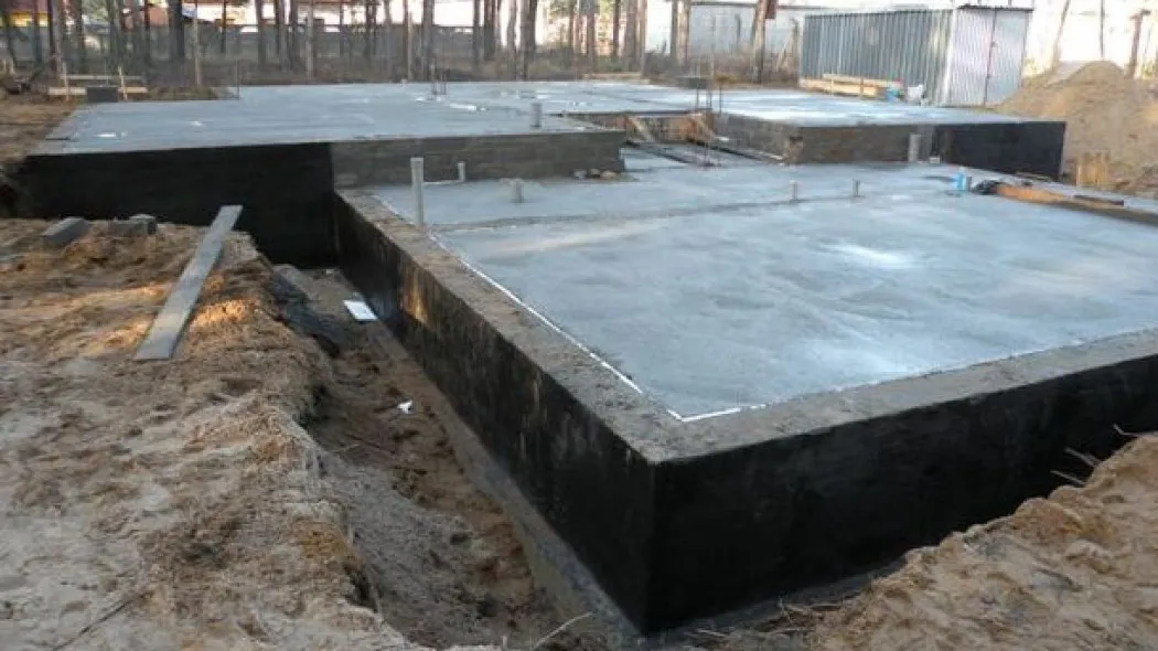 Zdjęcie Jak wykonać izolację ścian fundamentowych, aby uniknąć wilgoci i strat ciepła