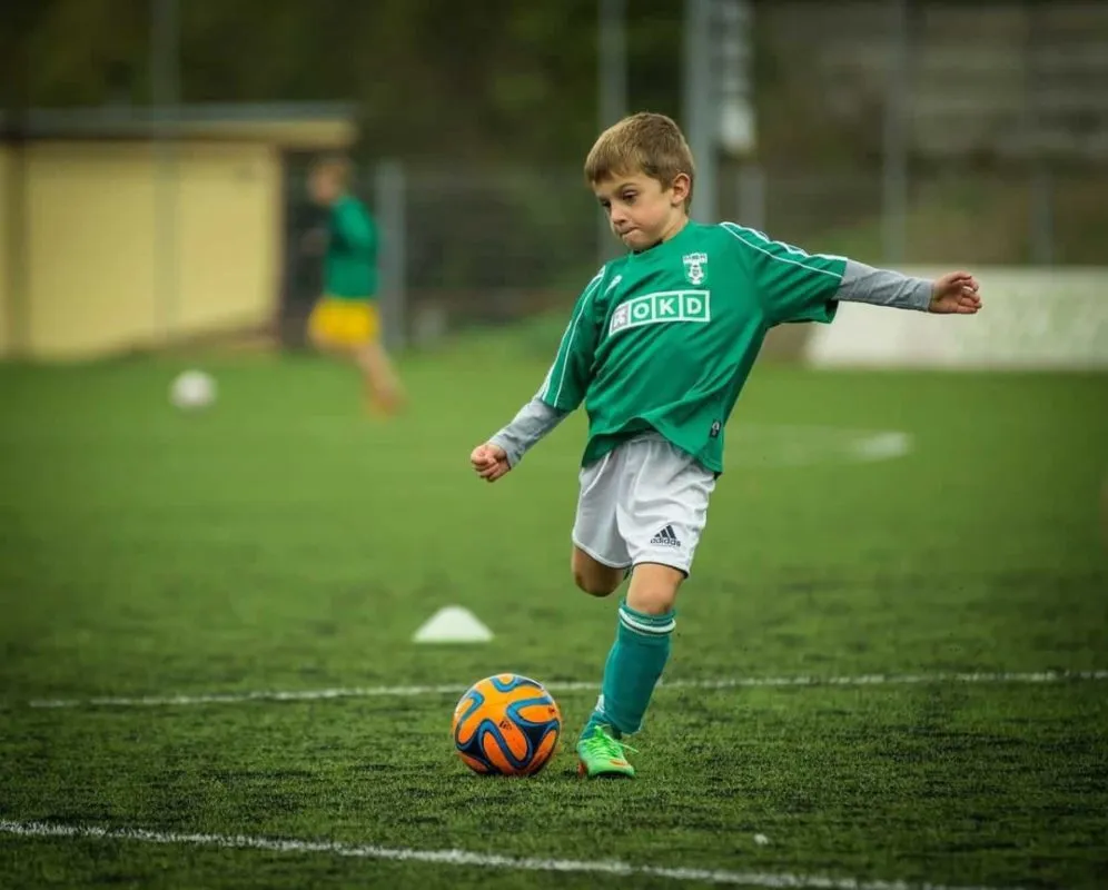 Zdjęcie Jak zostać piłkarzem w wieku 10 lat – praktyczne kroki i porady dla rodziców i dzieci