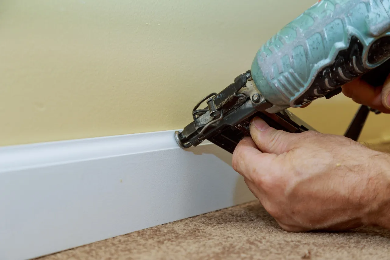Zdjęcie Montaż listew przypodłogowych: Krok po kroku do perfekcyjnego efektu