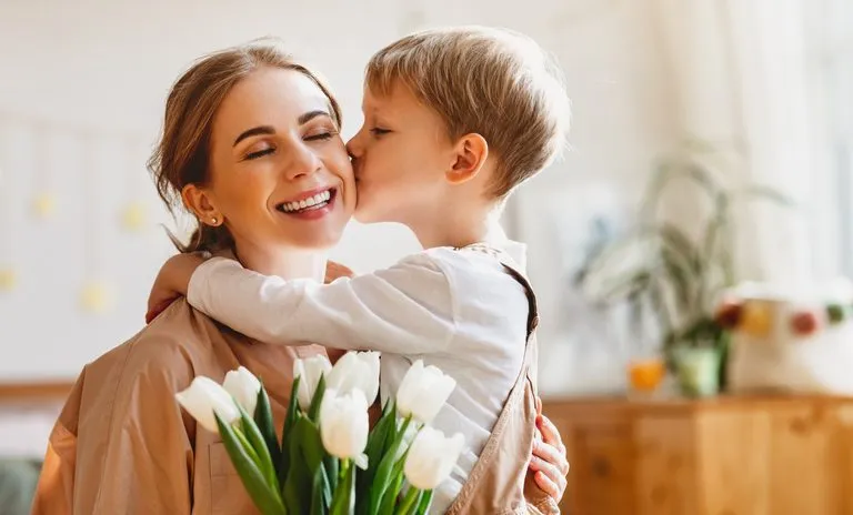 Zdjęcie Krótkie życzenia na Dzień Mamy, które wzruszą Twoją mamę