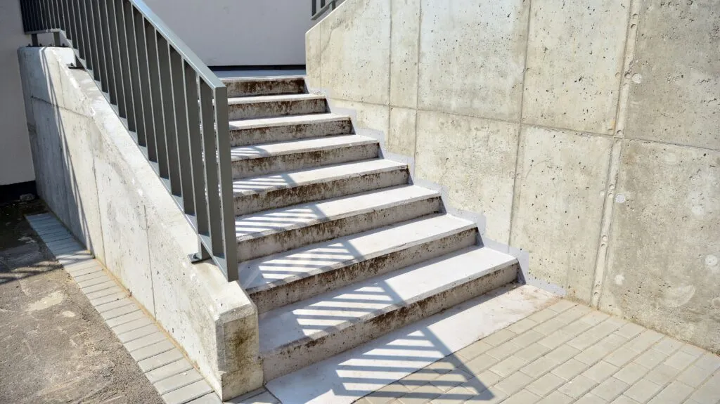 Zdjęcie Jak naprawić schody betonowe - 5 skutecznych sposobów na trwałą naprawę