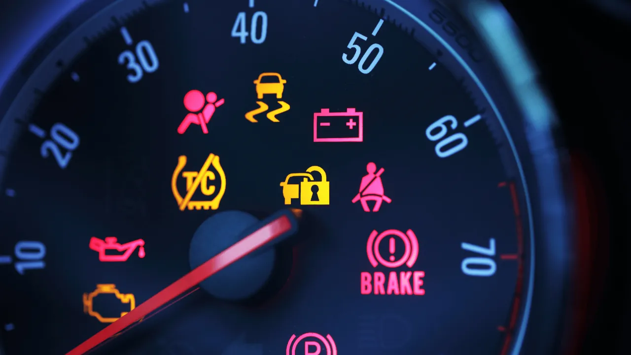 Zdjęcie Co oznaczają kontrolki w Peugeot 308? Opis ostrzeżeń i symboli na desce