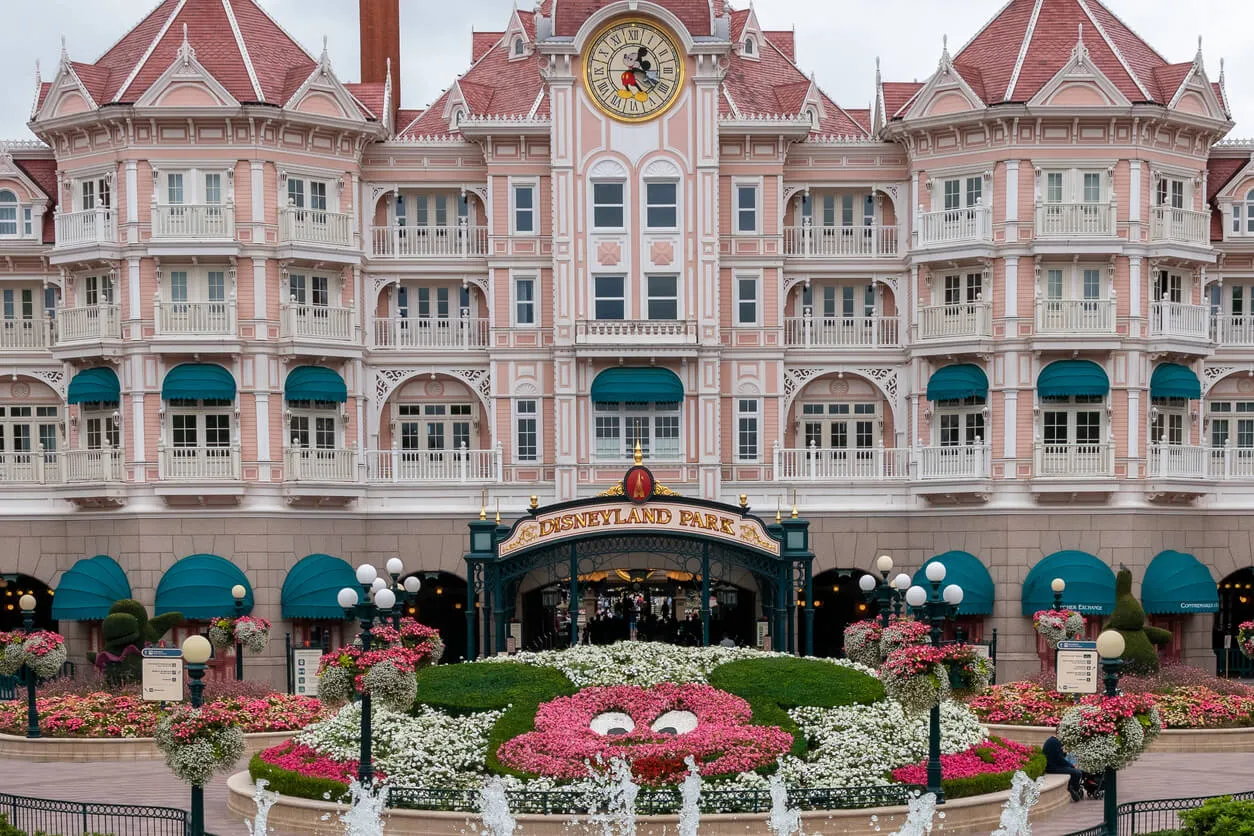 Zdjęcie Kiedy najlepiej jechać do Disneylandu, aby uniknąć tłumów i deszczu?