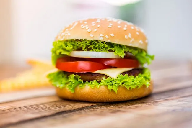 Zdjęcie Ile kcal ma hamburger? Odkryj sekrety i stwórz dietetyczny!