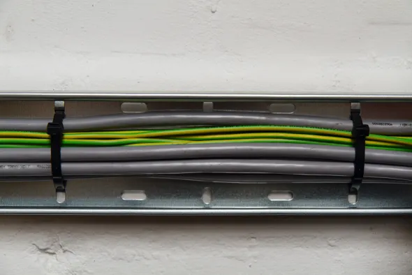 Zdjęcie Rynna na kable: Jak uporządkować instalację elektryczną?