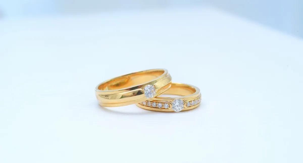 Zdjęcie Na którym palcu nosi się obrączkę? Odkryj polskie tradycje i znaczenie